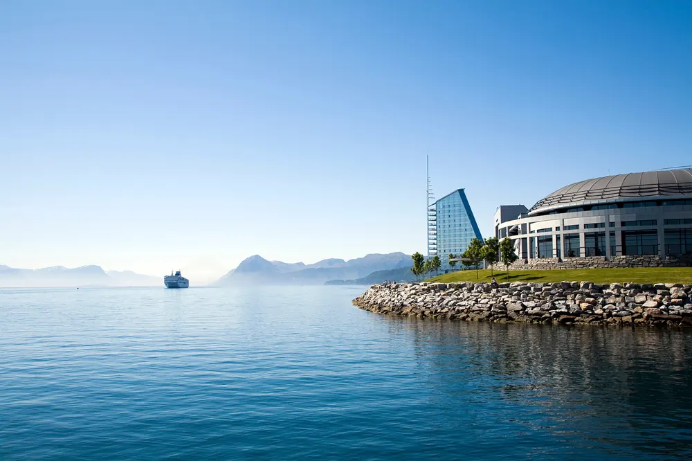 Molde sjøfront med Seilet og stadion
