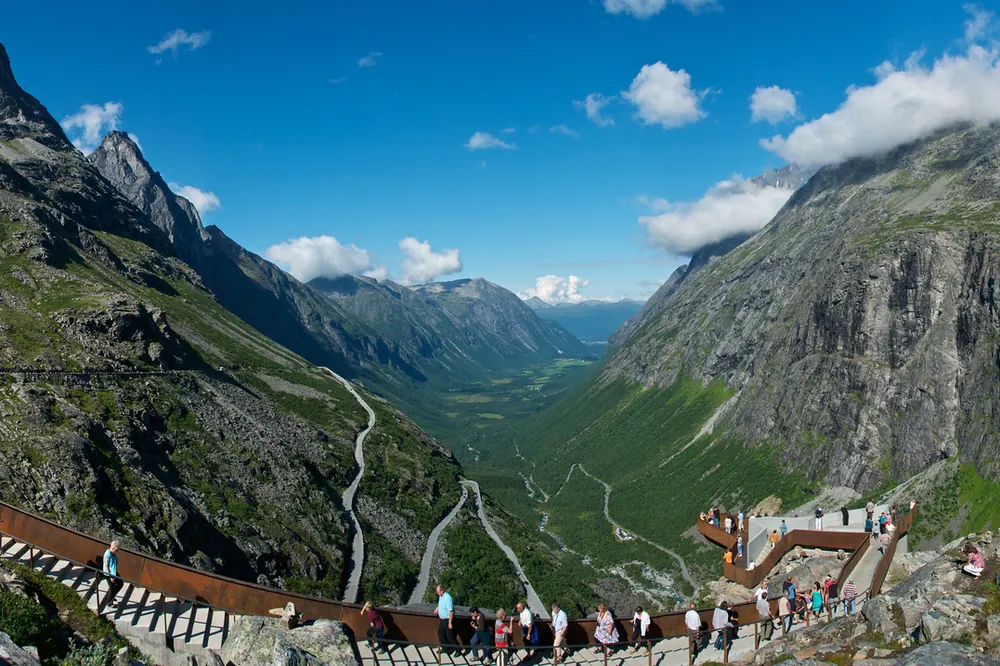 Utsikt fra Trollstigen ned Romsdalen